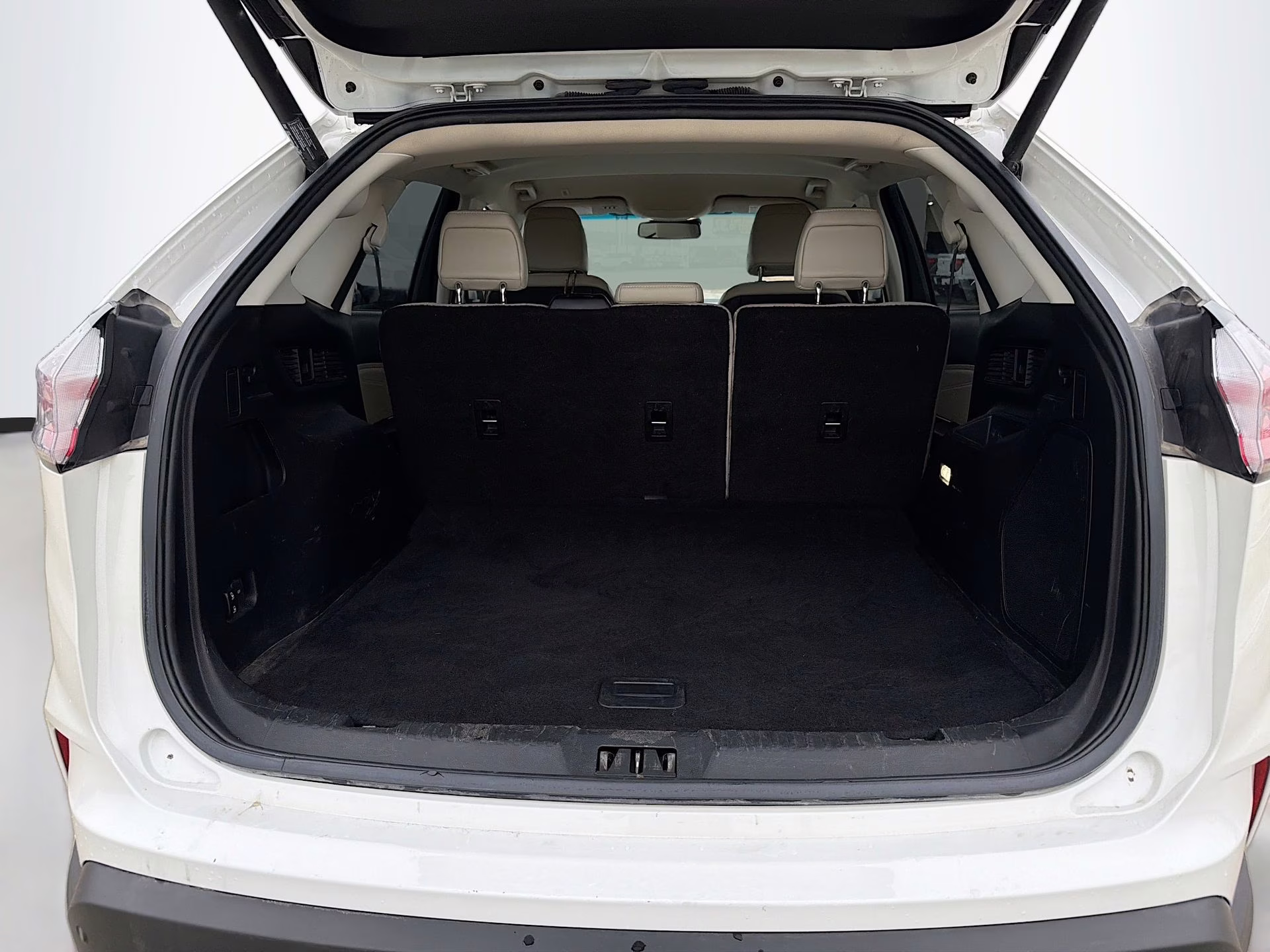 2020 Star White Metallic Tri-Coat Ford Edge Titanium FWD SUV