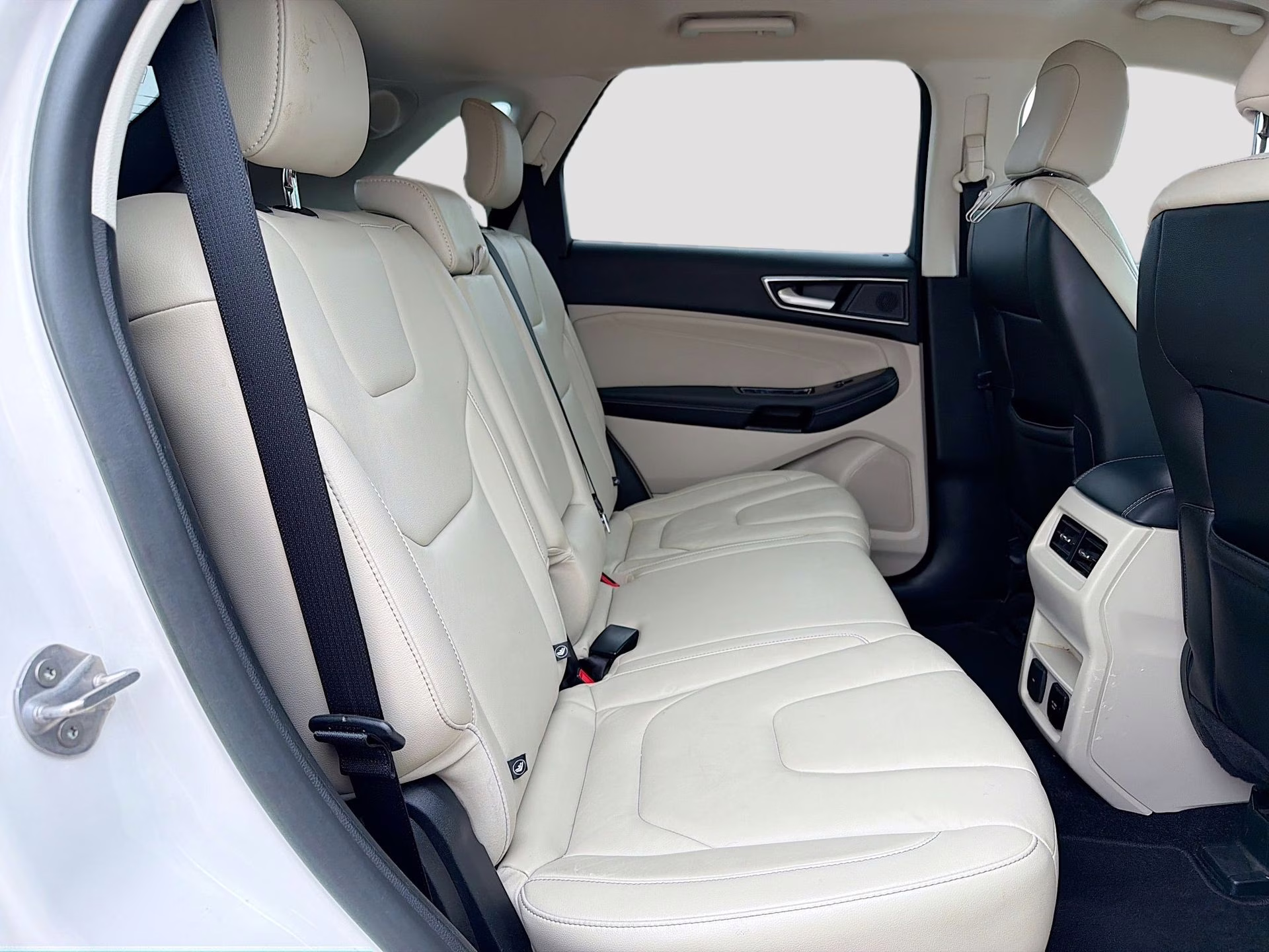 2020 Star White Metallic Tri-Coat Ford Edge Titanium FWD SUV