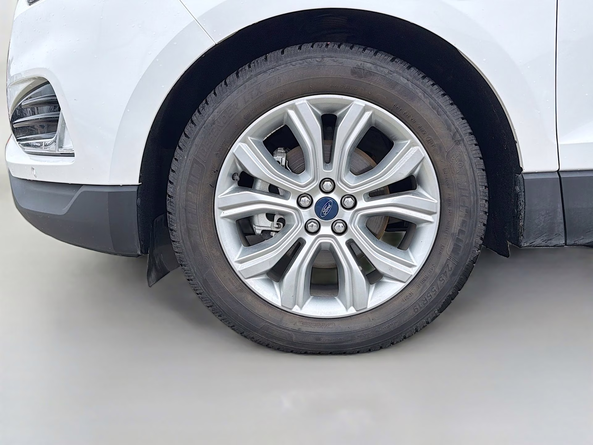 2020 Star White Metallic Tri-Coat Ford Edge Titanium FWD SUV