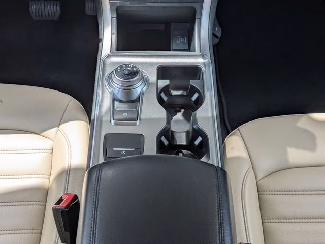2022 Silver Metallic Ford Edge SEL AWD SUV