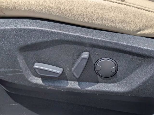 2022 Silver Metallic Ford Edge SEL AWD SUV