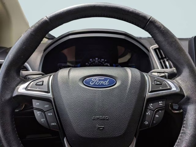 2022 Silver Metallic Ford Edge SEL AWD SUV