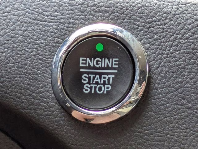 2022 Silver Metallic Ford Edge SEL AWD SUV