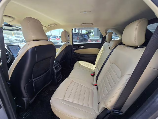 2022 Silver Metallic Ford Edge SEL AWD SUV