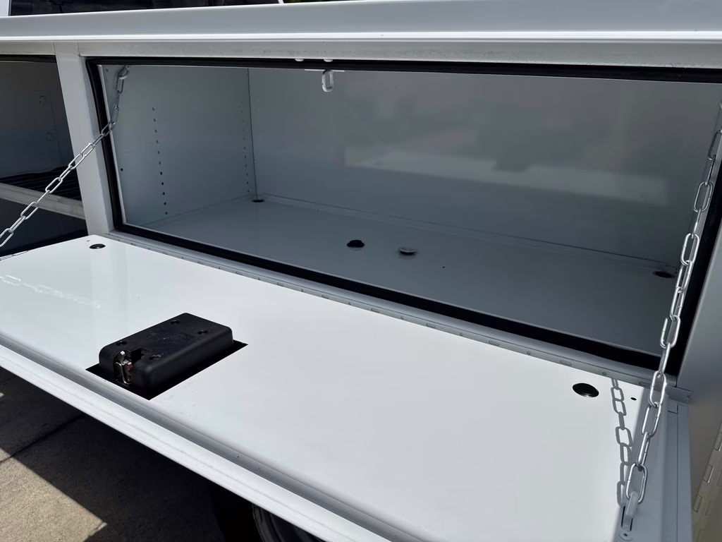2026 Oxford White Ford Super Duty F-350 DRW XL RWD Chassis