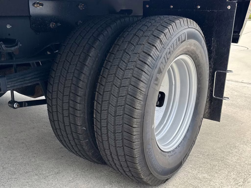 2026 Oxford White Ford Super Duty F-350 DRW XL RWD Chassis