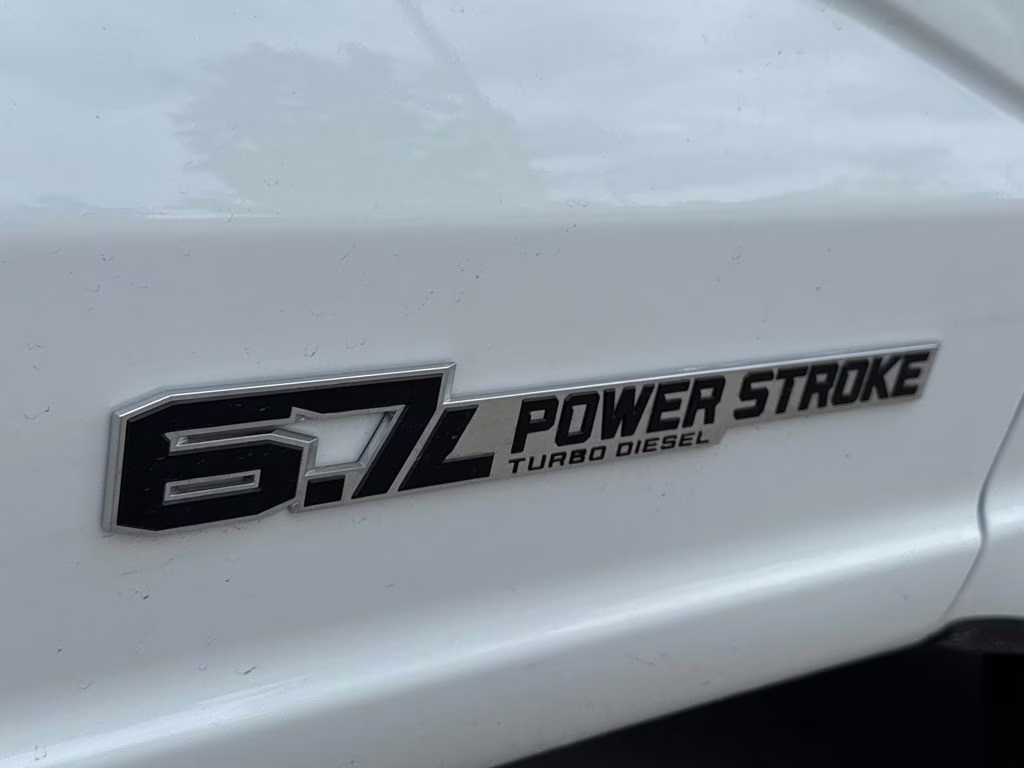 2026 Oxford White Ford Super Duty F-350 DRW XL RWD Chassis