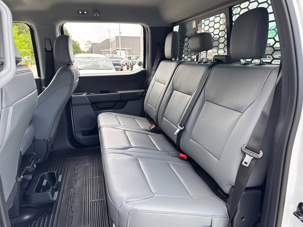 2026 Oxford White Ford Super Duty F-350 DRW XL RWD Chassis