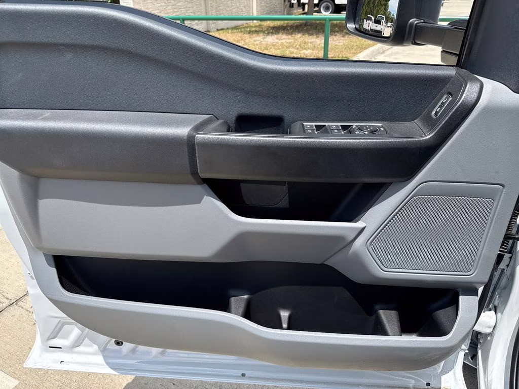2026 Oxford White Ford Super Duty F-350 DRW XL RWD Chassis