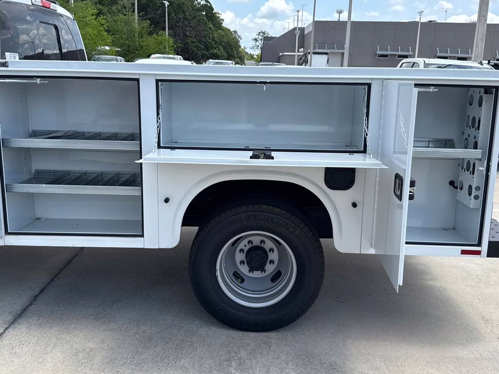 2026 Oxford White Ford Super Duty F-350 DRW XL RWD Chassis