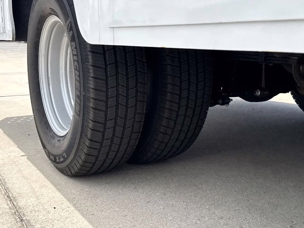 2026 Oxford White Ford Super Duty F-350 DRW XL RWD Chassis