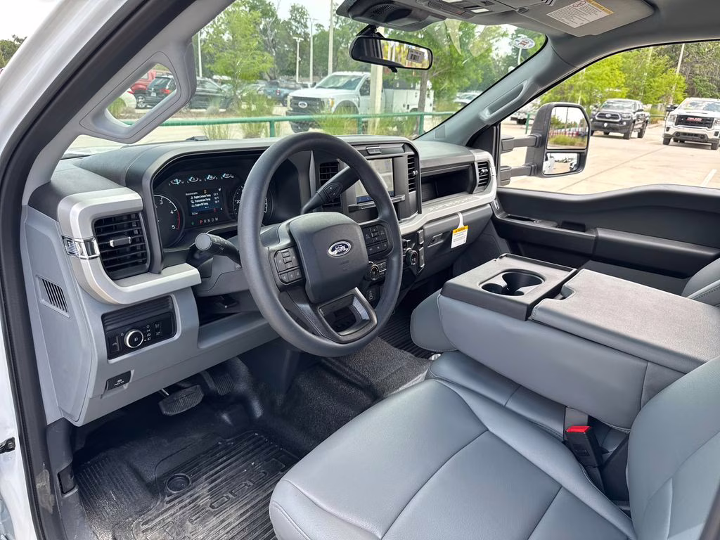 2026 Oxford White Ford Super Duty F-350 DRW XL RWD Chassis