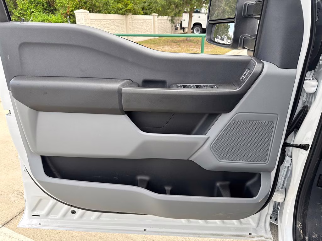 2026 Oxford White Ford Super Duty F-350 DRW XL RWD Chassis