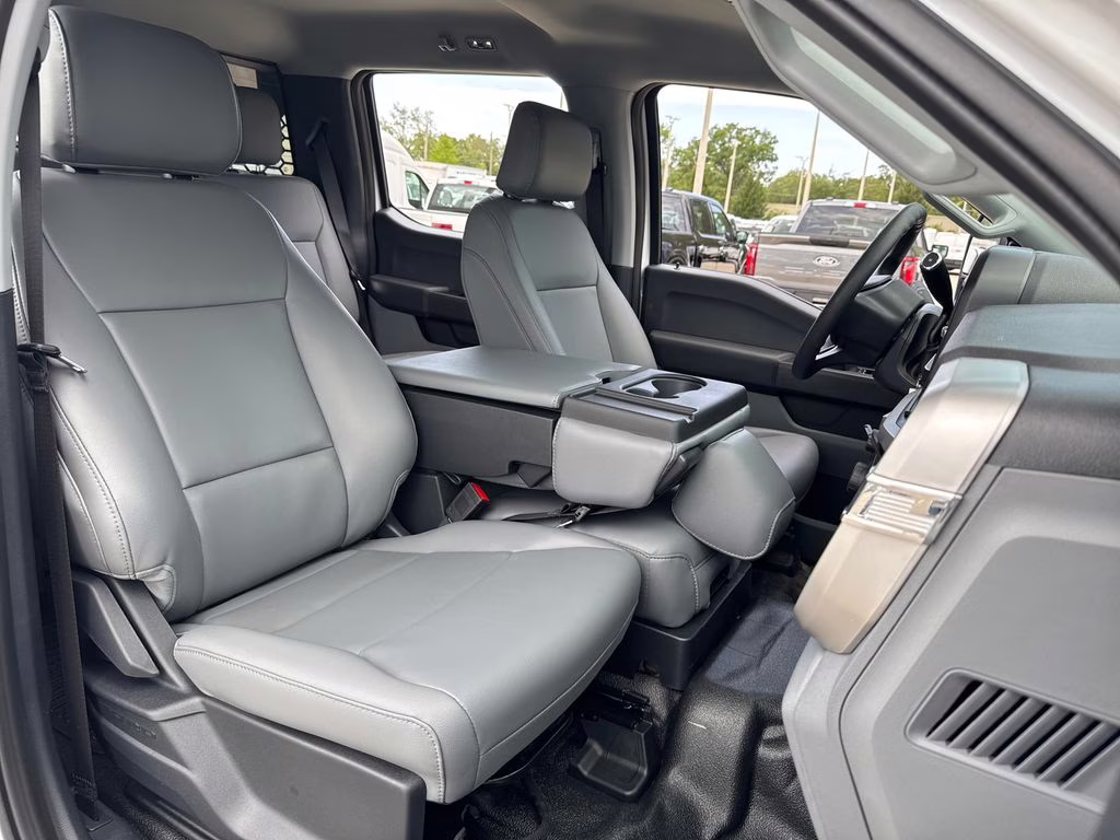 2026 Oxford White Ford Super Duty F-350 DRW XL RWD Chassis