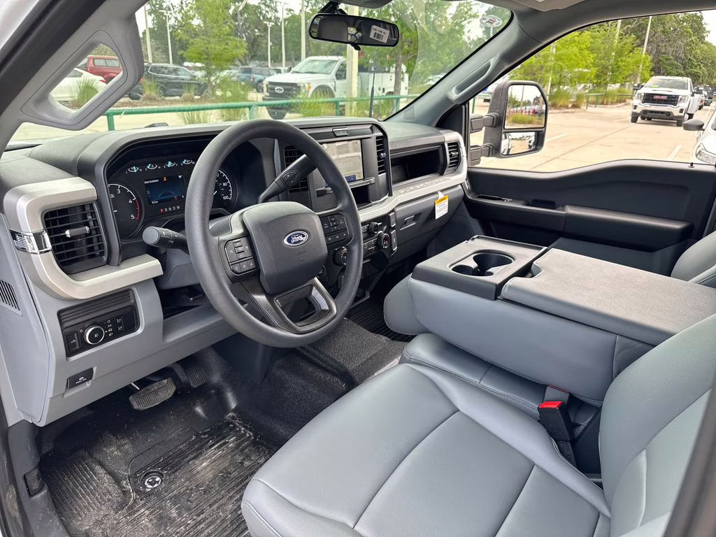 2026 Oxford White Ford Super Duty F-350 DRW XL RWD Chassis