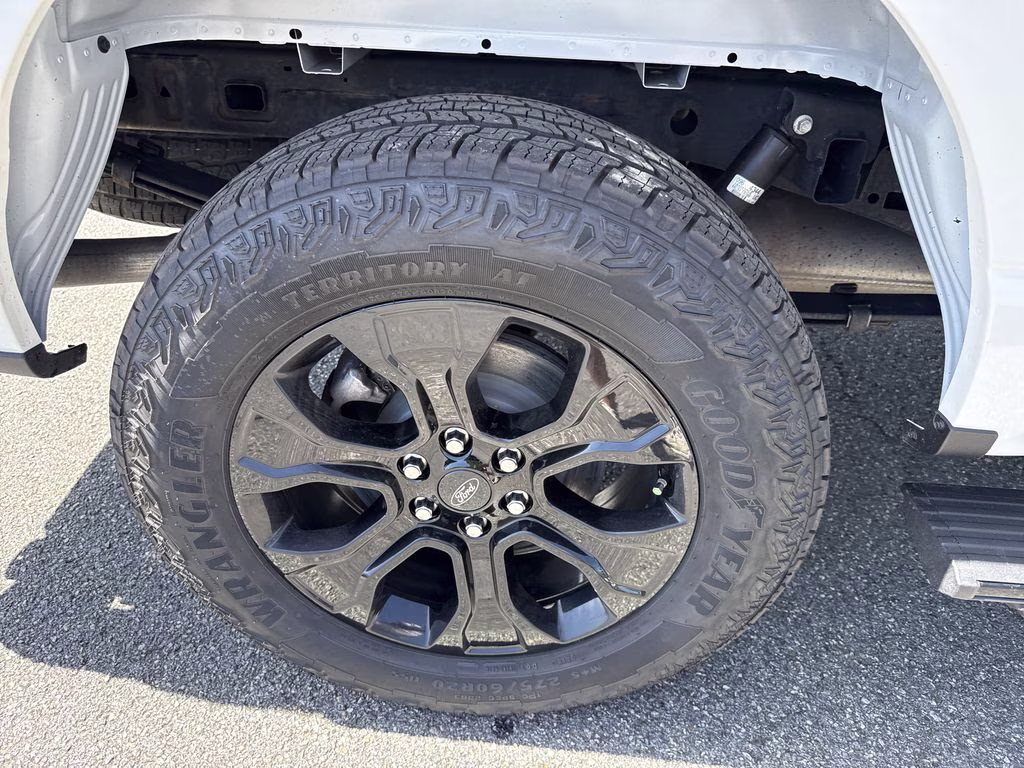 2023 Star White Metallic Tri-Coat Ford F-150 Platinum 4X4 Truck