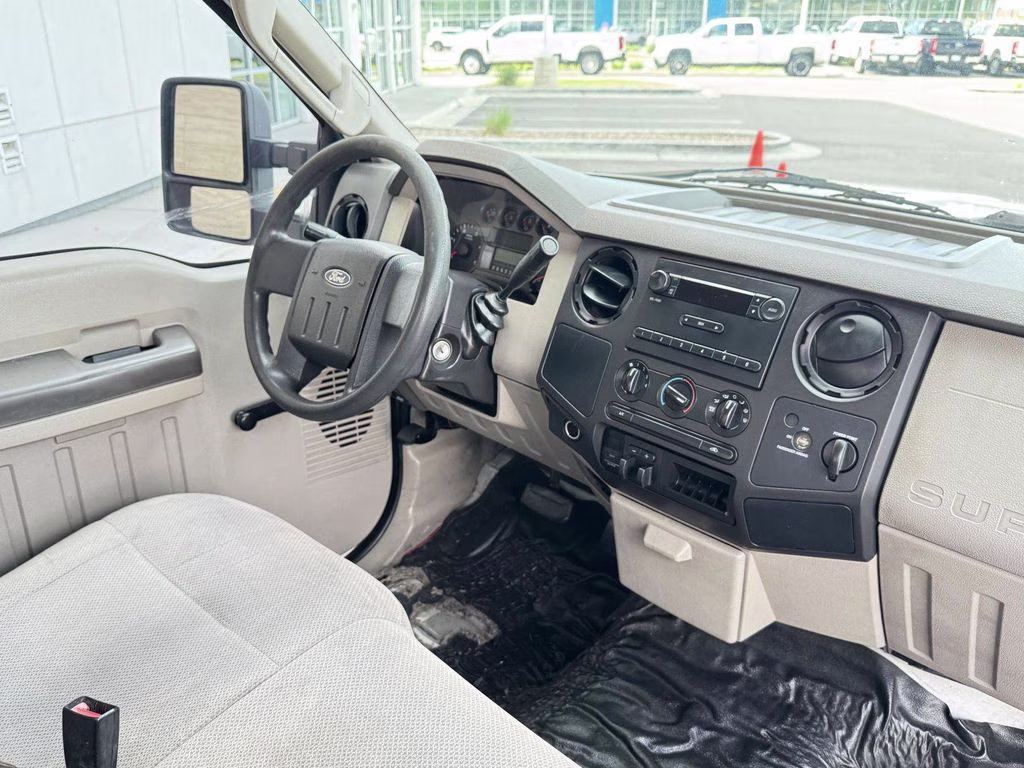 2008 White Ford Super Duty F-250 SRW XL RWD Truck