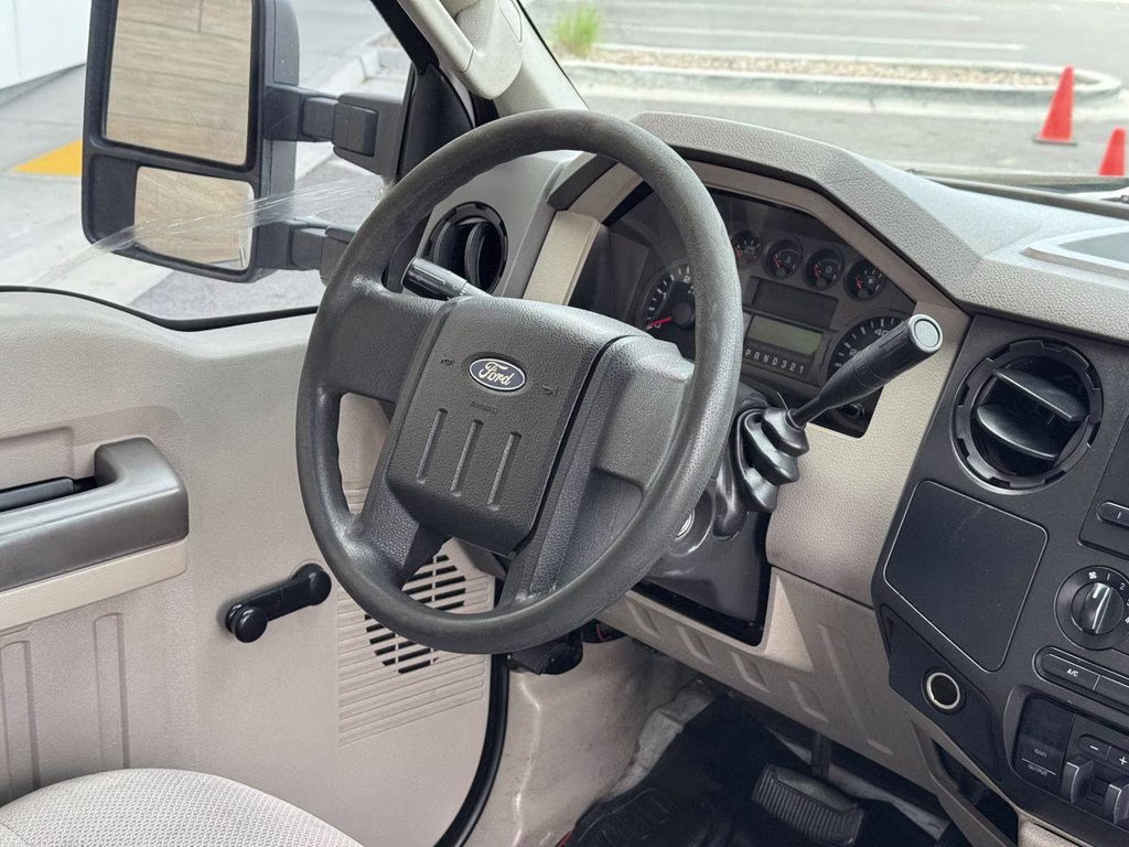 2008 White Ford Super Duty F-250 SRW XL RWD Truck