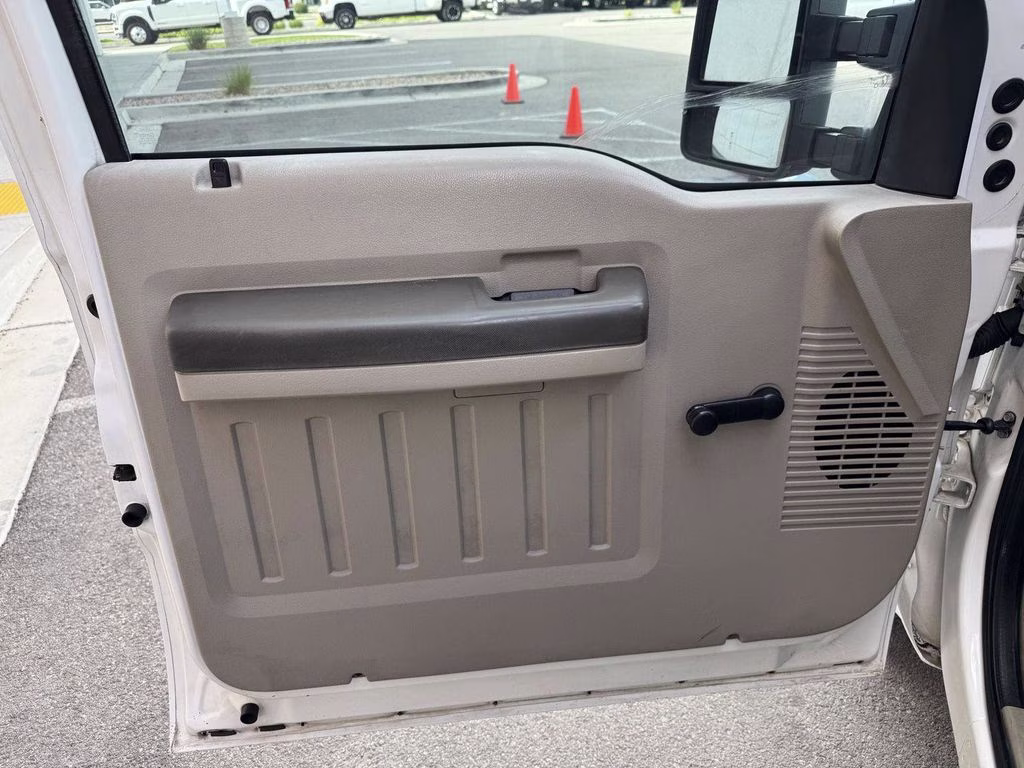 2008 White Ford Super Duty F-250 SRW XL RWD Truck