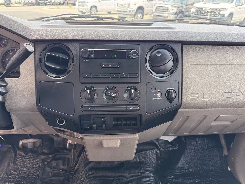2008 White Ford Super Duty F-250 SRW XL RWD Truck