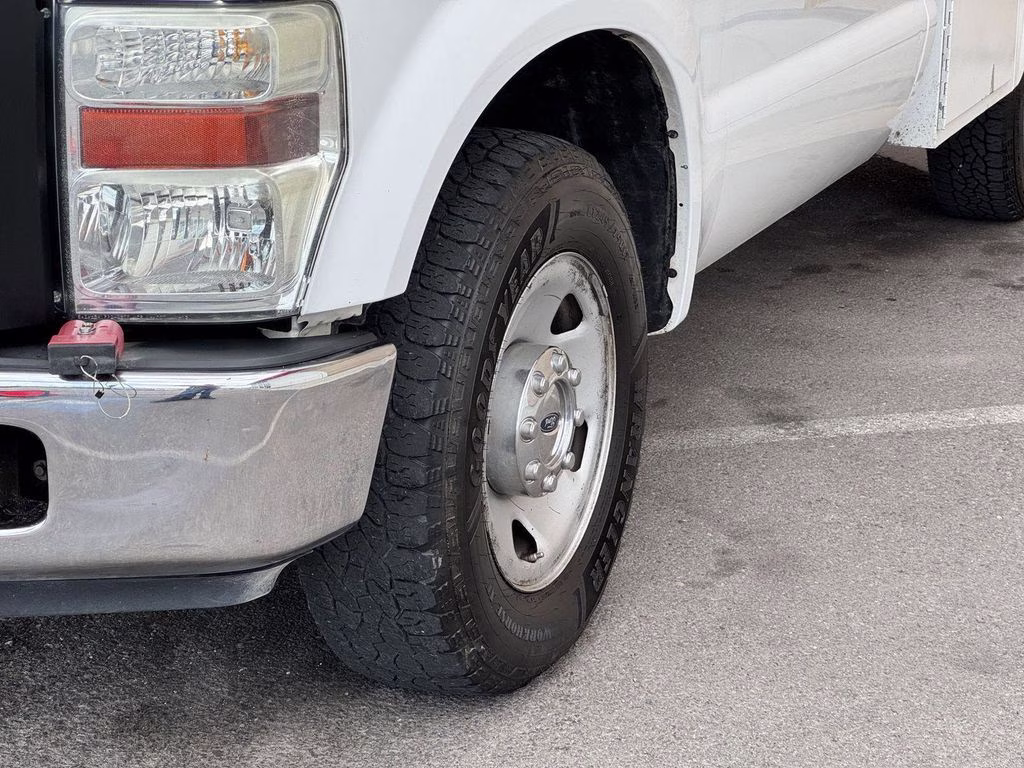 2008 White Ford Super Duty F-250 SRW XL RWD Truck