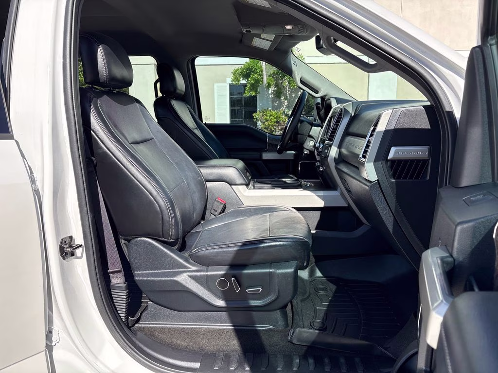 2017 White Platinum Clearcoat Metallic Ford Super Duty F-250 SRW Lariat 4X4 Truck
