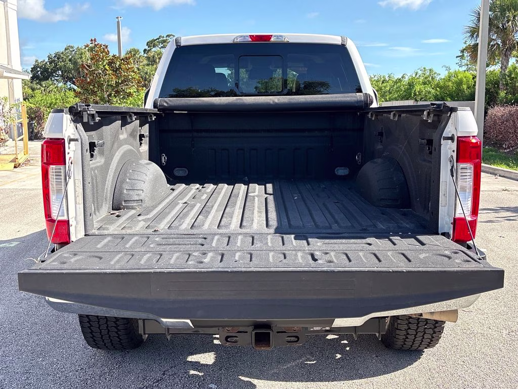 2017 White Platinum Clearcoat Metallic Ford Super Duty F-250 SRW Lariat 4X4 Truck