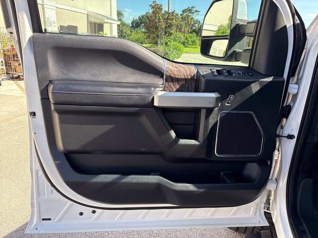 2017 White Platinum Clearcoat Metallic Ford Super Duty F-250 SRW Lariat 4X4 Truck