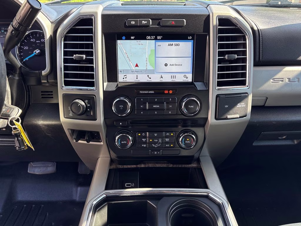 2017 White Platinum Clearcoat Metallic Ford Super Duty F-250 SRW Lariat 4X4 Truck