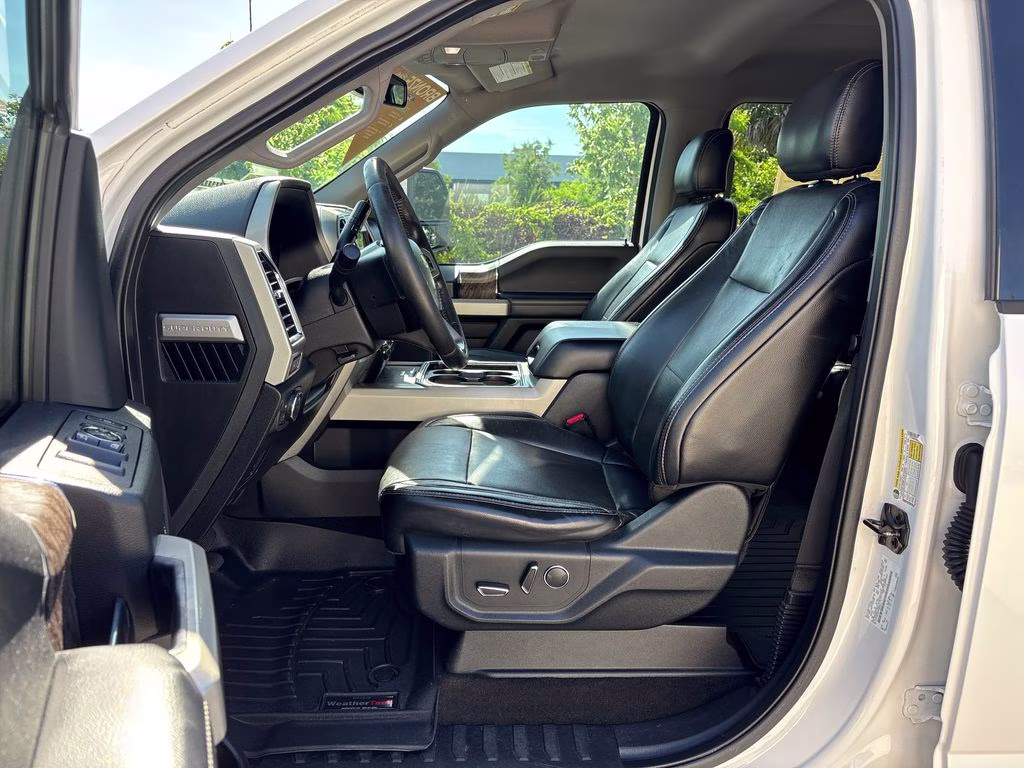 2017 White Platinum Clearcoat Metallic Ford Super Duty F-250 SRW Lariat 4X4 Truck