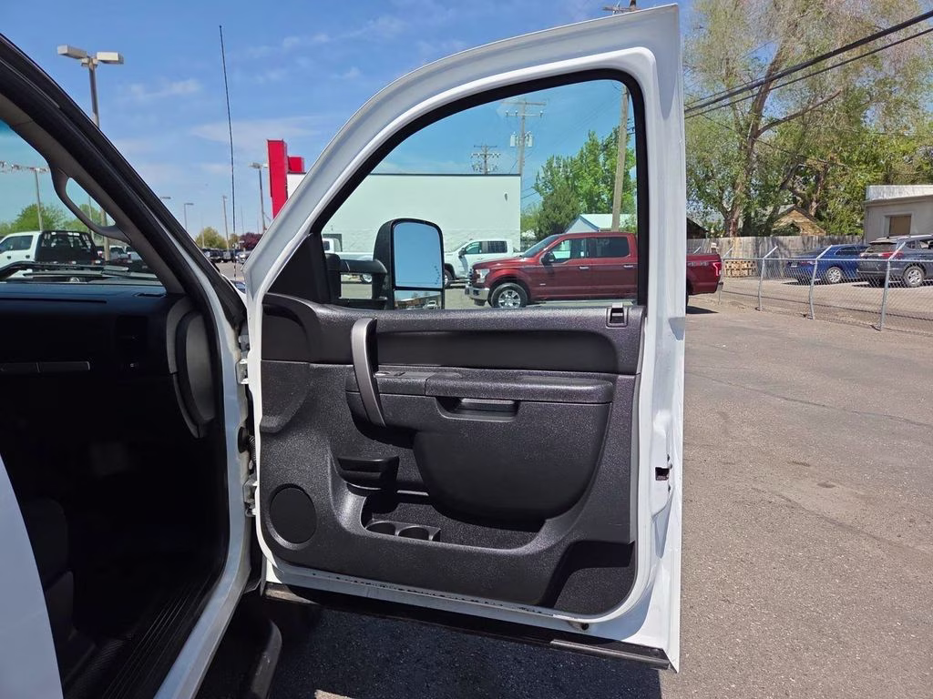 2014 White Chevrolet Silverado 2500HD LT 4X4 Truck