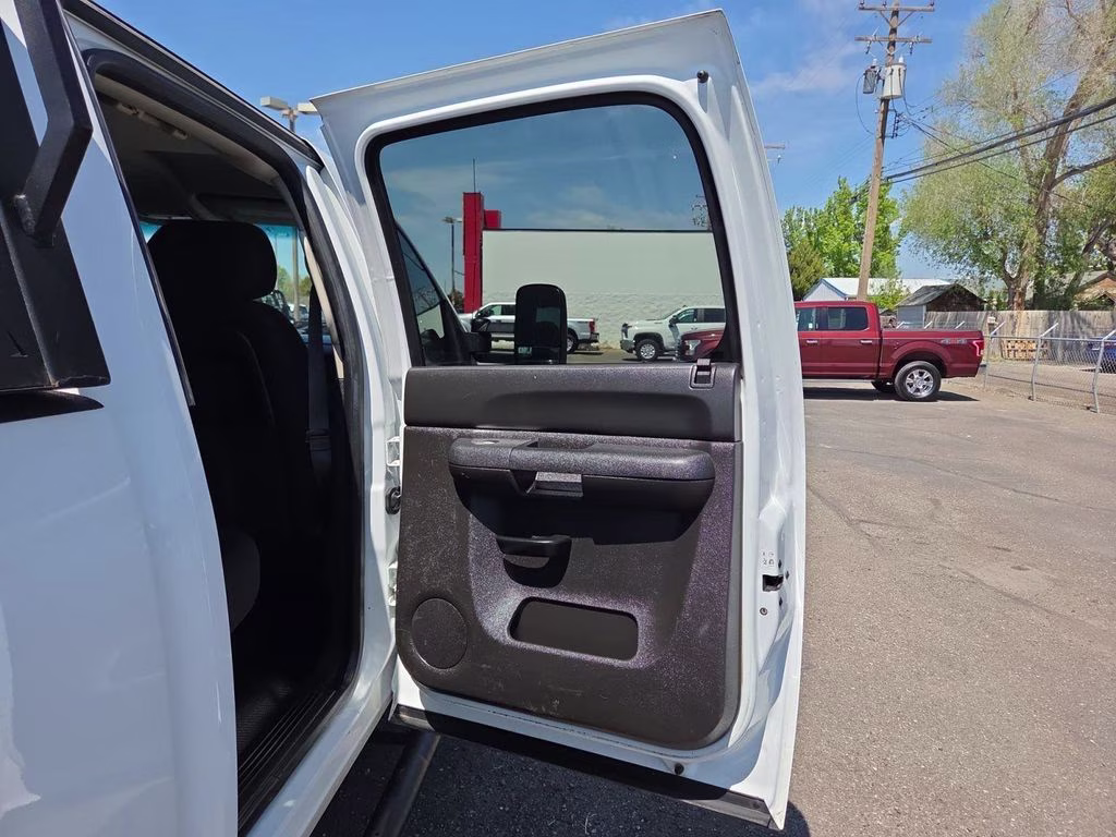 2014 White Chevrolet Silverado 2500HD LT 4X4 Truck