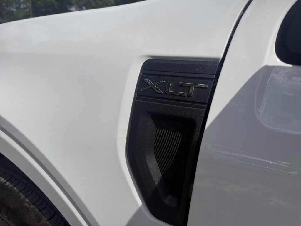2025 Oxford White Ford Maverick XLT FWD Truck