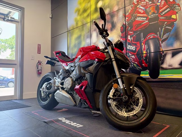 2025 RED Ducati STREETFIGHTER V4
