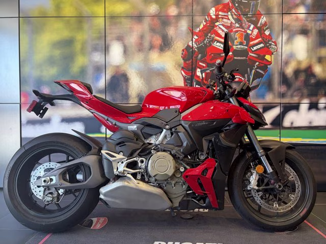 2025 RED Ducati STREETFIGHTER V4