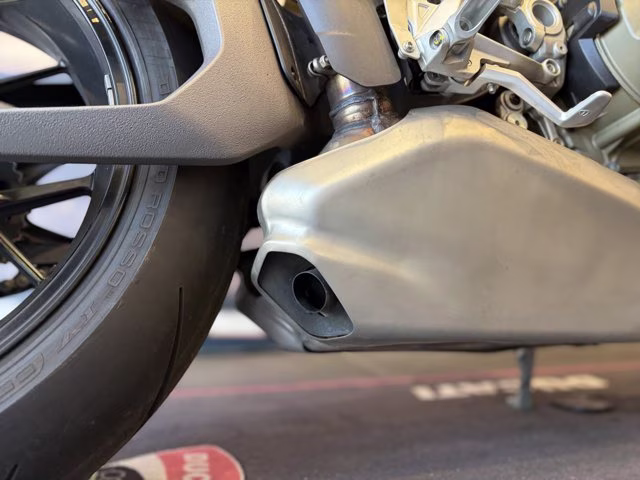 2025 RED Ducati STREETFIGHTER V4