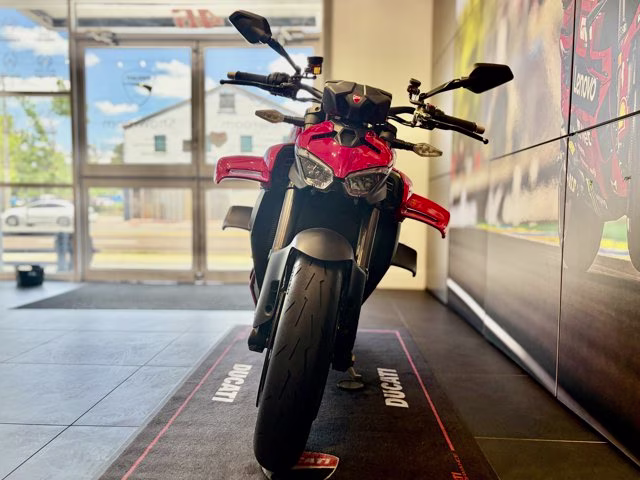 2025 RED Ducati STREETFIGHTER V4