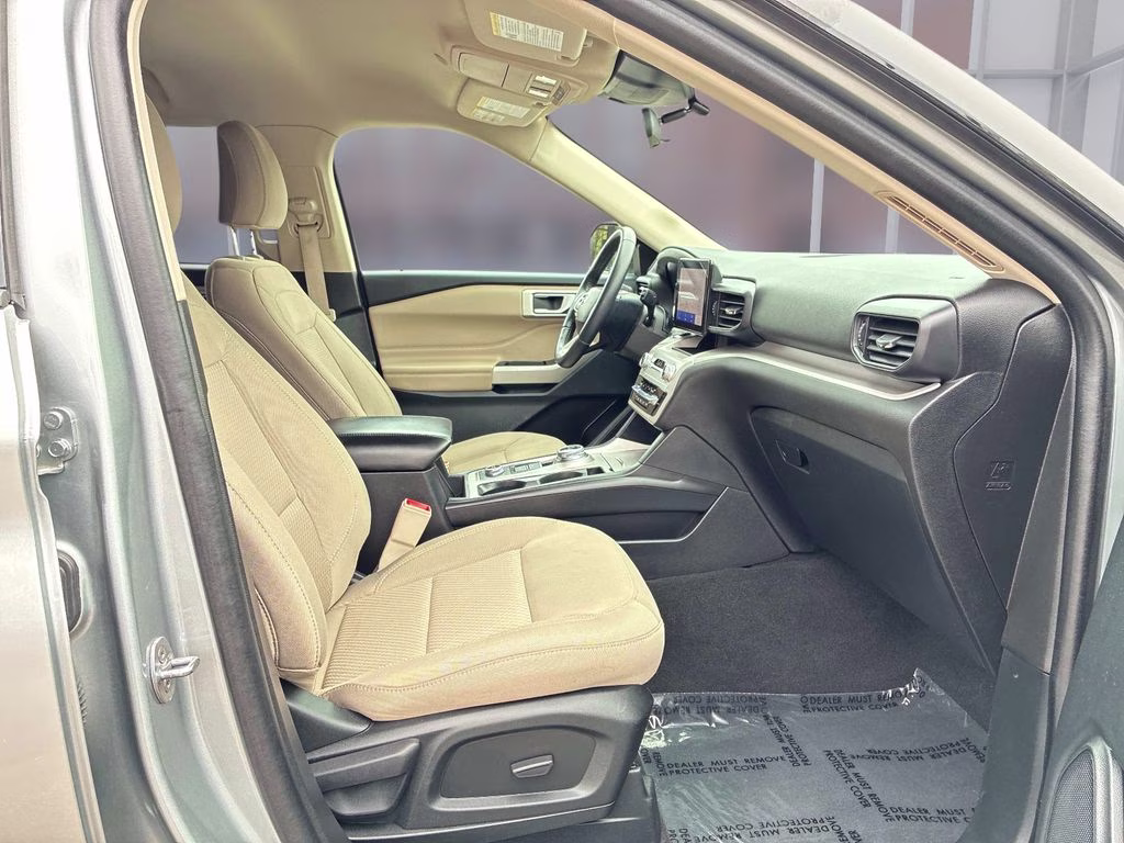 2023 Silver Metallic Ford Explorer XLT 4X4 SUV