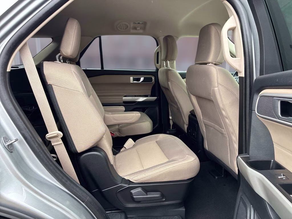 2023 Silver Metallic Ford Explorer XLT 4X4 SUV