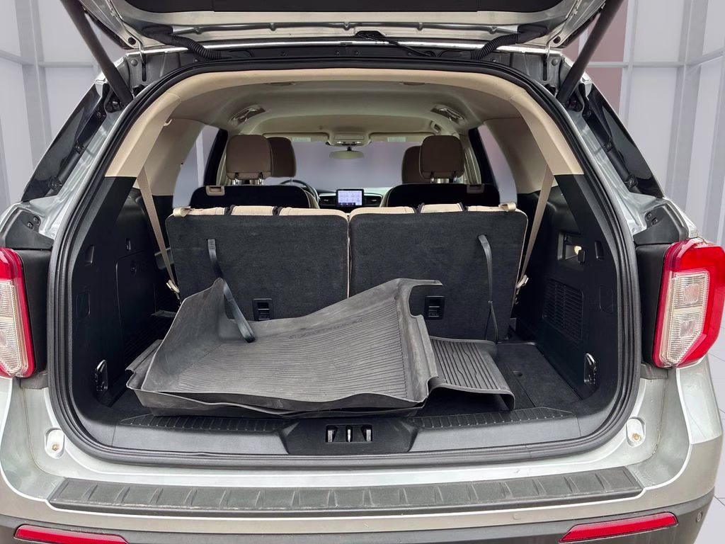 2023 Silver Metallic Ford Explorer XLT 4X4 SUV