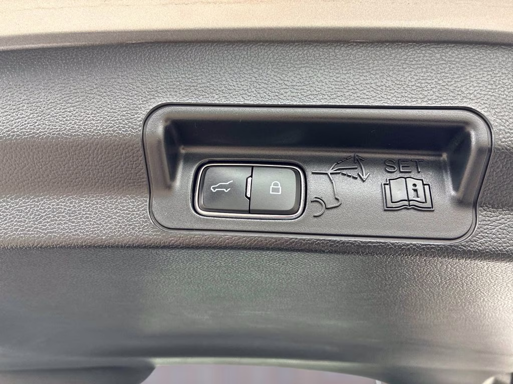 2023 Silver Metallic Ford Explorer XLT 4X4 SUV