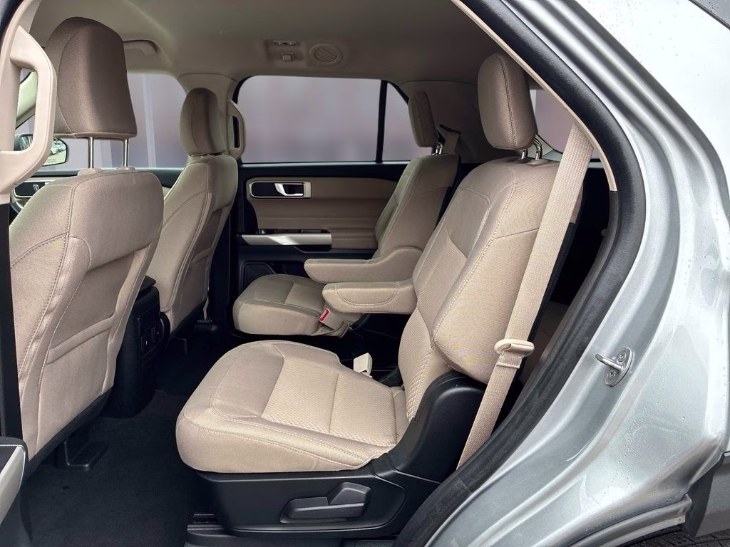 2023 Silver Metallic Ford Explorer XLT 4X4 SUV