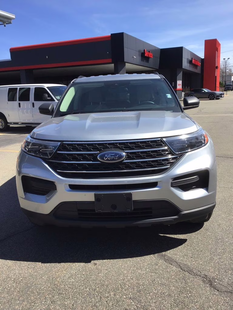 2023 Silver Metallic Ford Explorer XLT 4X4 SUV
