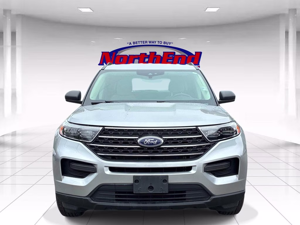 2023 Silver Metallic Ford Explorer XLT 4X4 SUV