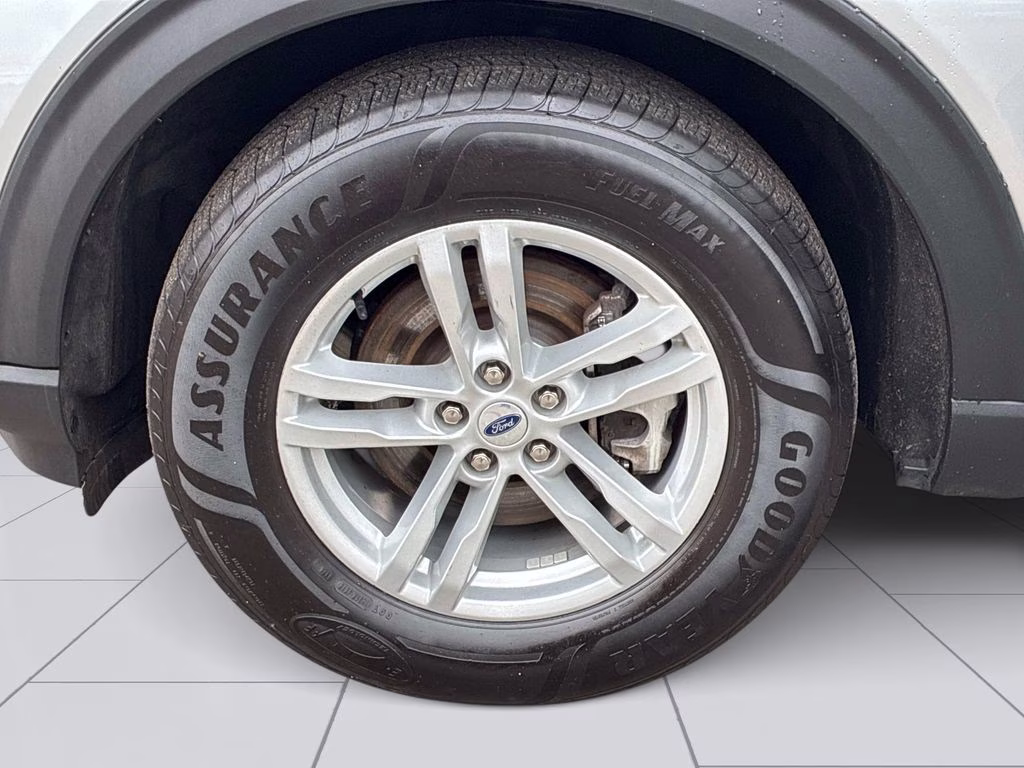 2023 Silver Metallic Ford Explorer XLT 4X4 SUV