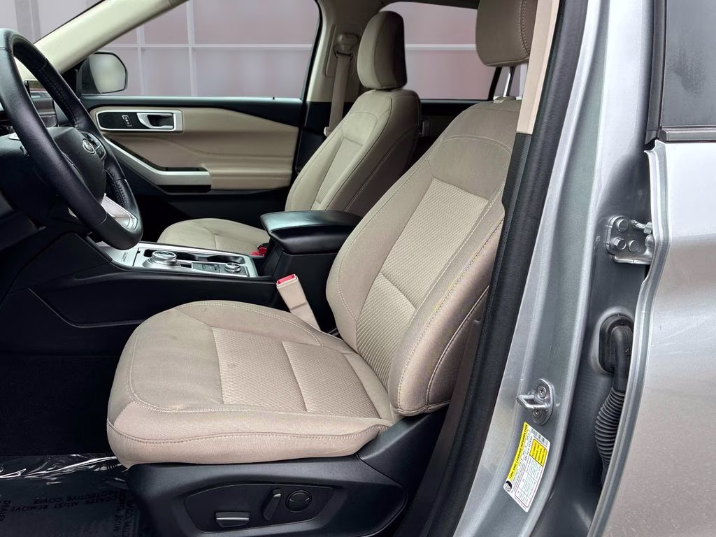 2023 Silver Metallic Ford Explorer XLT 4X4 SUV