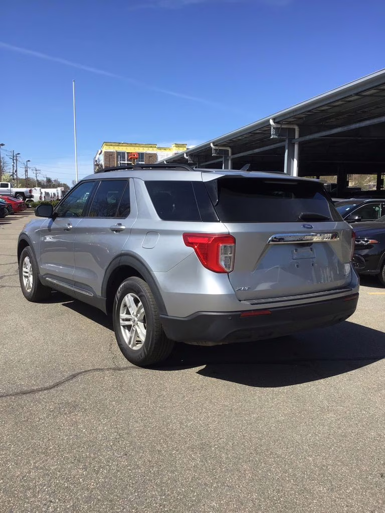2023 Silver Metallic Ford Explorer XLT 4X4 SUV