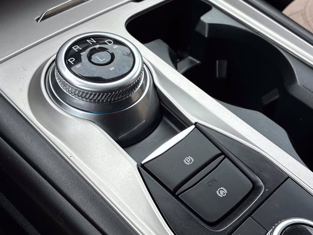 2023 Silver Metallic Ford Explorer XLT 4X4 SUV