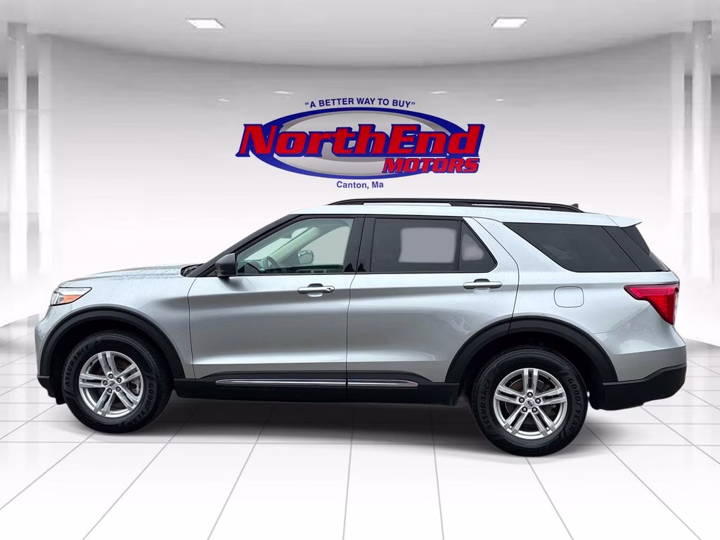 2023 Silver Metallic Ford Explorer XLT 4X4 SUV