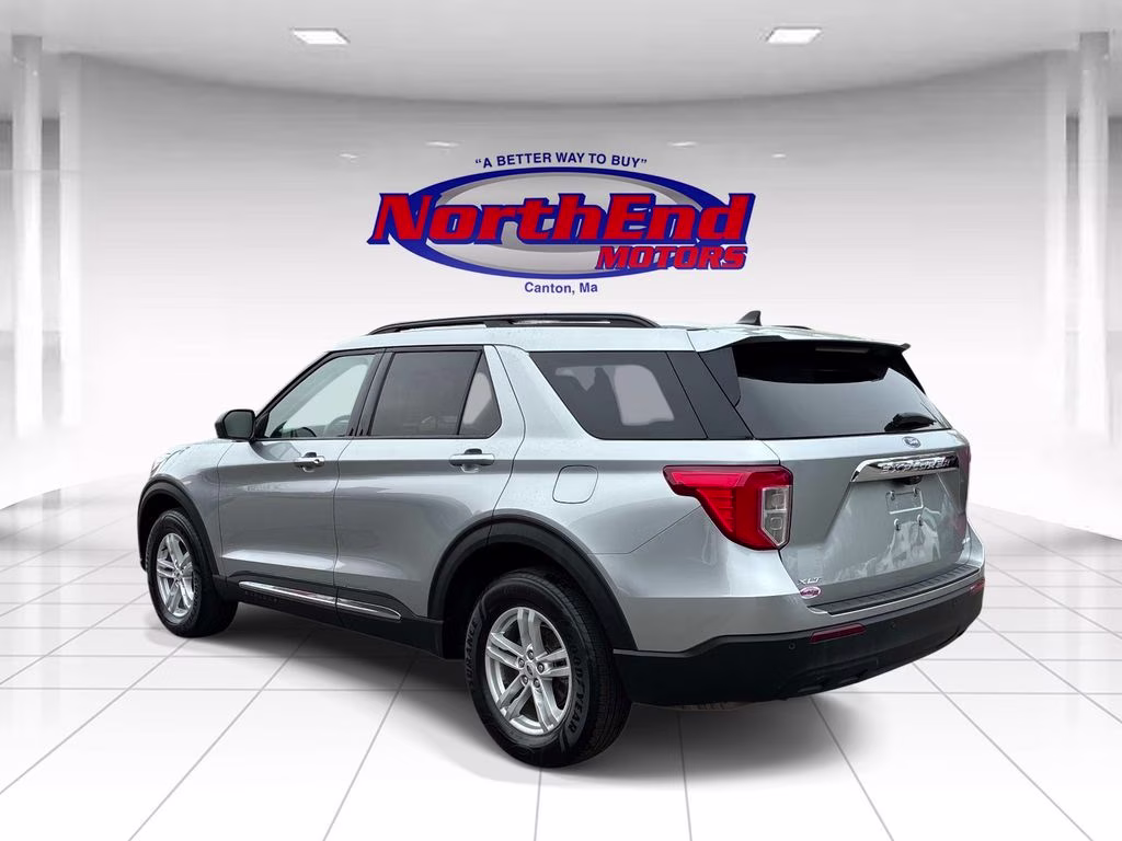 2023 Silver Metallic Ford Explorer XLT 4X4 SUV